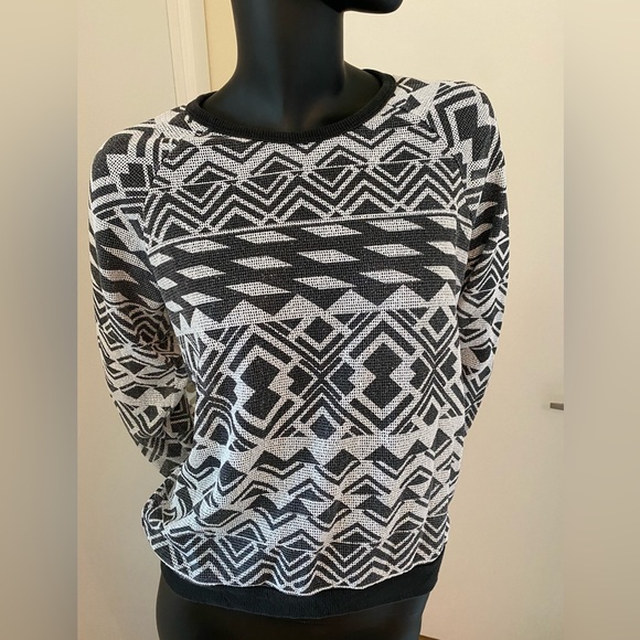 Vintage-Style Net Sweater - Picture 2 of 5